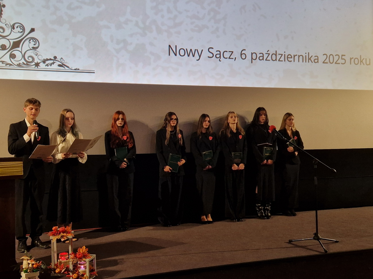 Zdjęcie Ślubowanie kl 1 2025 (42)9da09608-d00e-4a0f-aa7d-9f2d155e3e86.jpg w galerii Ślubowanie klas pierwszych (6.10.2025)